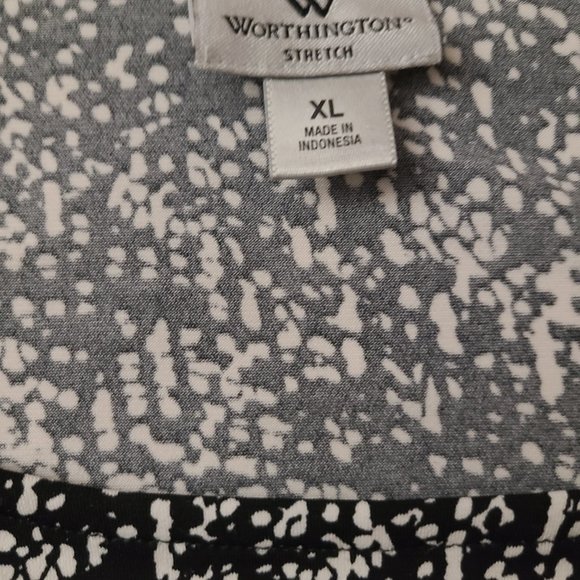 Black and white sleeveless blouse - Picture 2 of 2